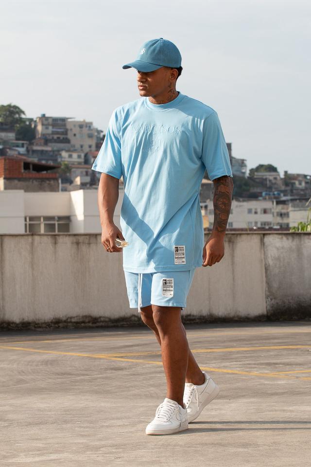 Conjunto azul claro com etiqueta aplicada na bermuda