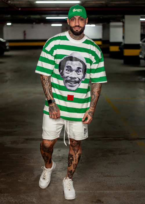 Camiseta listrada com bermuda off white