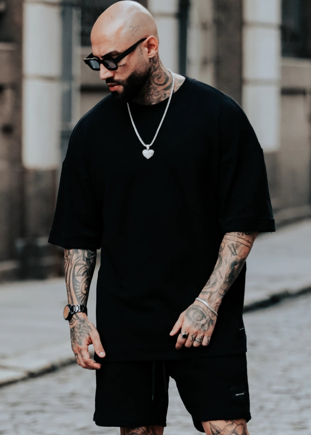 Camiseta oversized preta com caimento alongado
