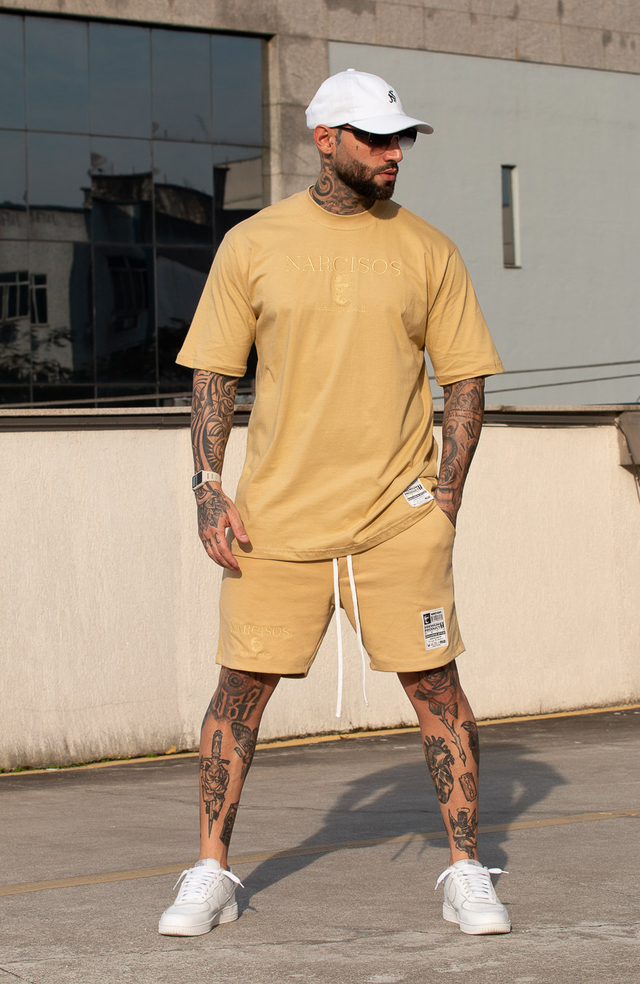 Conjunto areia com camiseta e bermuda com cadarço