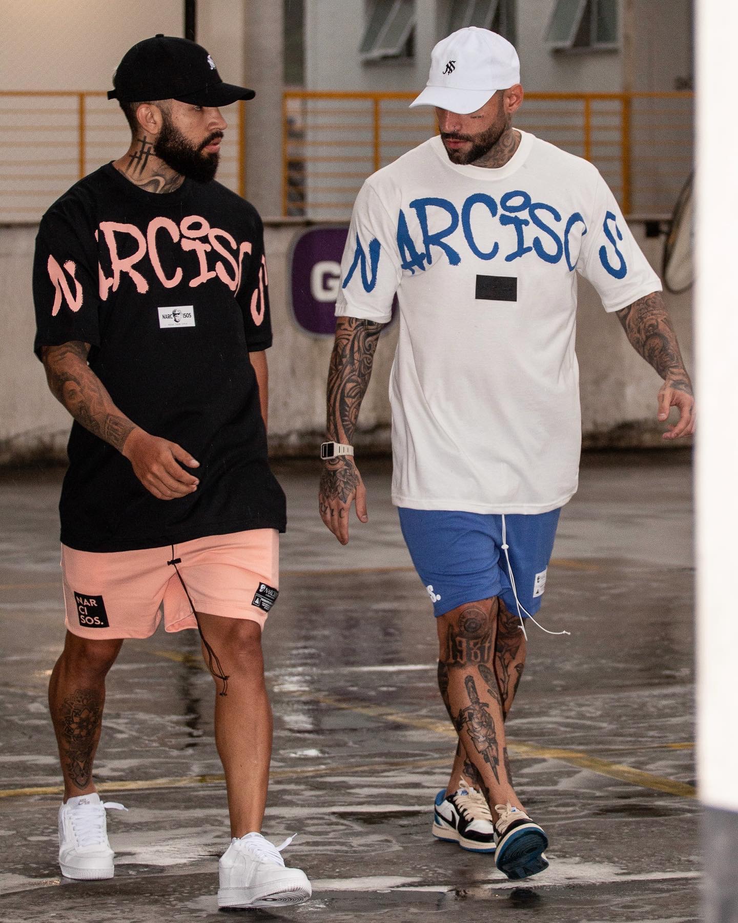 Camisetas estampadas com bermudas em cores