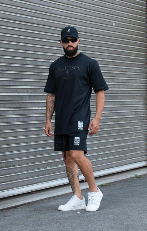 Conjunto preto completo, camiseta e bermuda